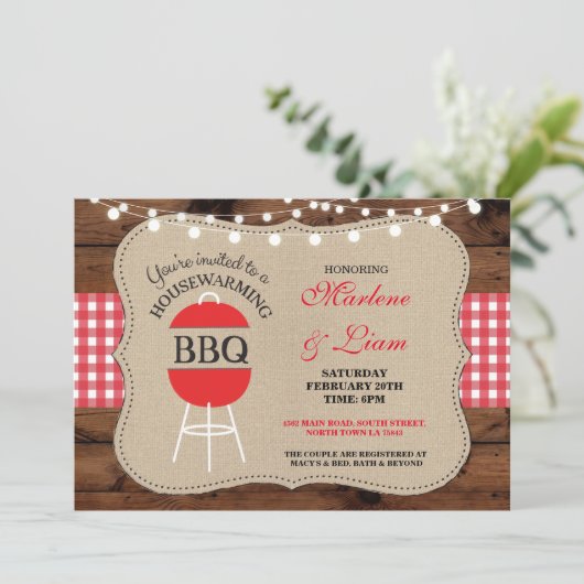 Invitation à la maison rustique rouge de BBQ de (Debout devant)