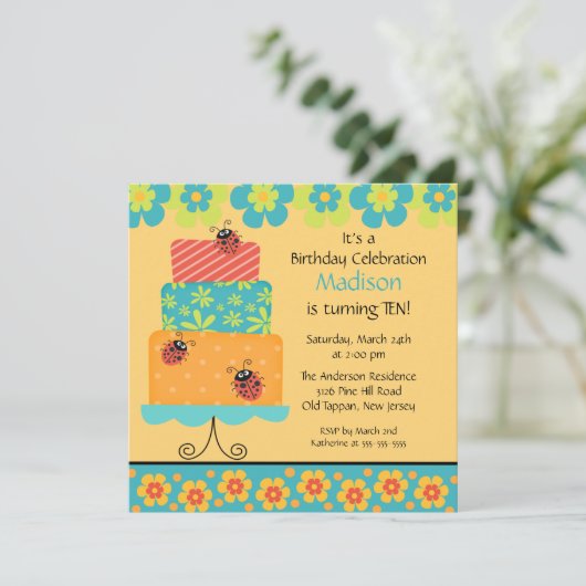 Invitation à la mode d'anniversaire de gâteau (Debout devant)