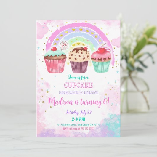 Invitation à l'anniversaire de Cupcake modifiable (Debout devant)