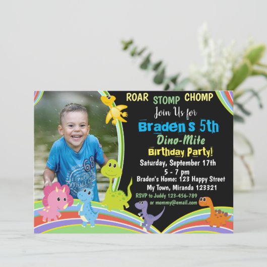 Invitation à l'anniversaire de Cute Dinosaur (Debout devant)