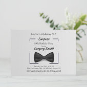 Invitation à l'anniversaire de la Cravate Black Bo (Debout devant)