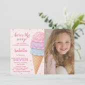 Invitation à l'anniversaire de la crème glacée mod (Debout devant)