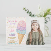 Invitation à l'anniversaire de la crème glacée mod (Debout devant)