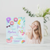 Invitation à l'anniversaire de la piscine, invitat (Debout devant)