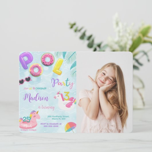 Invitation à l'anniversaire de la piscine, invitat (Debout devant)