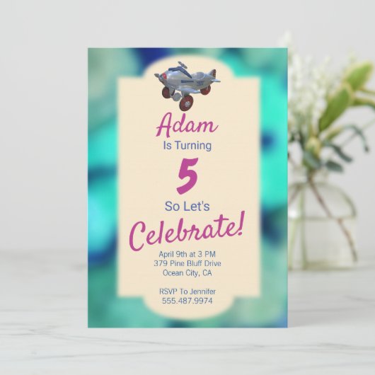 Invitation à l'anniversaire de l'enfant, n'importe (Debout devant)