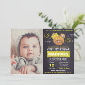 Invitation à l'anniversaire de l'ours jaune avec p (Debout devant)