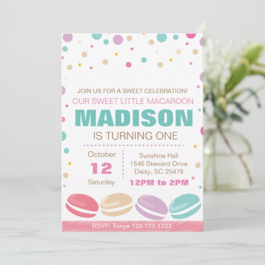 Invitation à l'anniversaire de Macaroon (Debout devant)