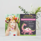 Invitation à l'anniversaire de Pink Dino Skate ave (Debout devant)