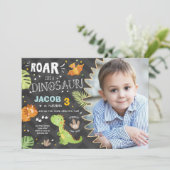 Invitation à l'anniversaire de Roar Dinosaur Dino (Debout devant)