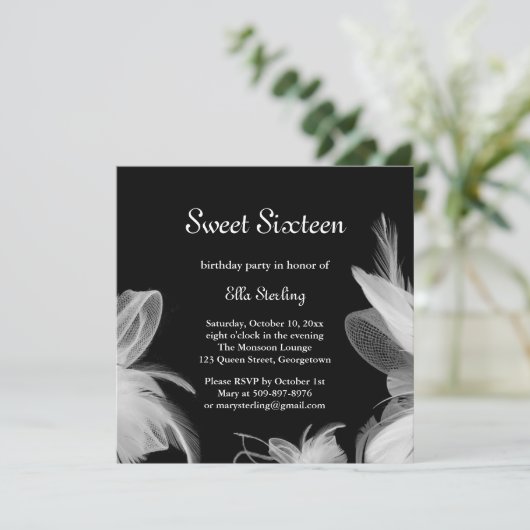 Invitation à l'anniversaire de White Feathers (Debout devant)