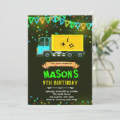 Invitation à l'anniversaire du camion de jeu (Debout devant)