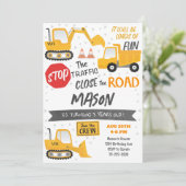 Invitation à l'anniversaire du camion de pompage d (Debout devant)