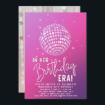 Invitation À l'ère de son anniversaire, fête de l'ère, fête d<br><div class="desc">Dans Son Anniversaire, Era Party, Eras Party Photo Invitation présente une simple boule de parties scintillant disco avec le texte "In Her Birthday Era" dans le script moderne de typographie blanche. Ajoutez votre photo préférée au verso. Parfait pour tous les âges Fêtes d'anniversaire de Swifties. Envoyez par la poste ou...</div>