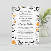 Invitation A Little Boo Is Almost Due Halloween Baby Shower (Debout devant)