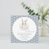 Invitation A Little Bunny Dusty Blue QR Code Baby Shower (Debout devant)