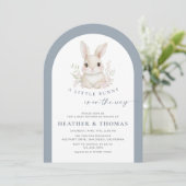 Invitation A Little Bunny Elegant Dusty Blue Arch Baby Shower (Debout devant)