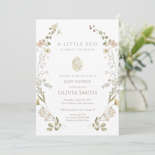 Invitation A Little Egg Is About To Hatch Baby Shower (Debout devant)