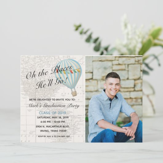 Invitation à l'obtention d'un diplôme de garçon de (Debout devant)