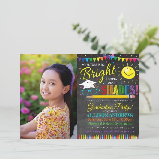 Invitation à l'obtention d'un diplôme de maternell (Debout devant)