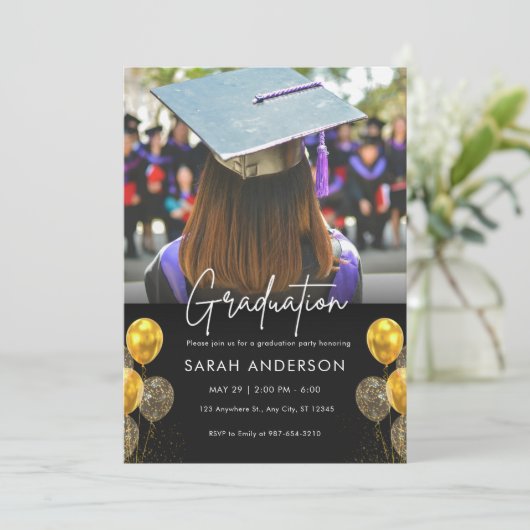 Invitation à l'obtention d'un diplôme en noir et o (Debout devant)