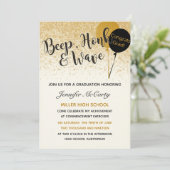 Invitation à l'obtention d'un diplôme en noir et o (Debout devant)