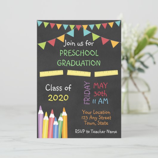 Invitation à l'obtention d'un diplôme préscolaire (Debout devant)
