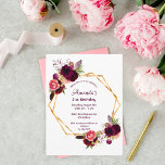 Invitation à l'or floral bordeaux<br><div class="desc">Devant : Une invitation pour une soirée élégante de 21ème anniversaire. Un arrière - plan blanc chic avec un cadre géométrique en faux or. Décoré de fleurs bordeaux foncé et rose aquarelle, de plumes roses et boho. Modèles pour un nom et les détails de la fête. Le nom est écrit...</div>