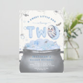 Invitation A Sweet Little Boo Is Turning Two Blue Birthday (Debout devant)