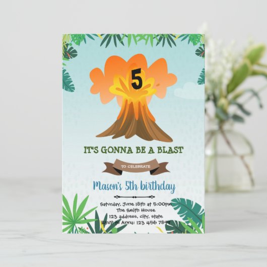 Invitation à thème d'anniversaire du volcan (Debout devant)