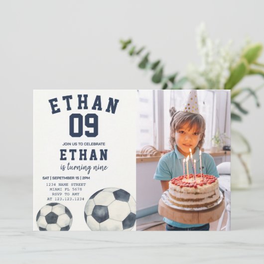 Invitation à thème de football imprimable avec pho (Debout devant)