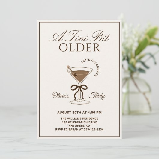 Invitation A Tini Bit Older Espresso Martini 30th Birthday (Debout devant)