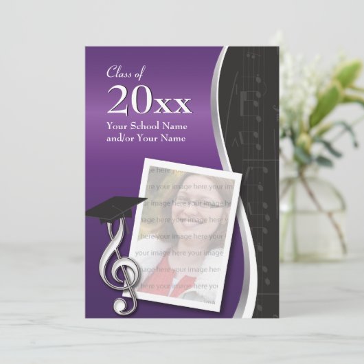 Invitation à un diplôme en musique violette et noi (Debout devant)