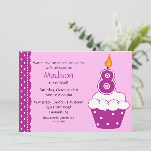 Invitation à un gâteau de 8e anniversaire (Debout devant)