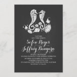 Invitation à un mariage sur la plage de Chalkboard<br><div class="desc">Deux jolis chevaux de mer - mariage marié et mariage de plage avec arrière - plan en damier gris ardoise, coquillage, poisson tropical, perles de mer blanches et dollars de sable. invitation nautique et décontracté moderne avec un couple d'hippocampes. ... Veuillez me contacter si vous avez des questions concernant ce...</div>