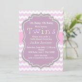 Invitation à une baby shower chevron violet pour f (Debout devant)