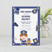 Invitation à une baby shower pour fille policier (Debout devant)