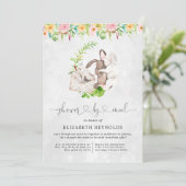 Invitation à une baby shower virtuelle par la post (Debout devant)