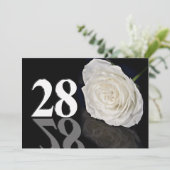 Invitation à une fête d'anniversaire 28 ans (Debout devant)