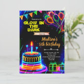 Invitation à une fête d'anniversaire avec gâteau n (Debout devant)
