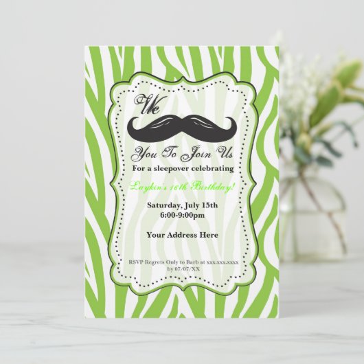 Invitation à une fête d'anniversaire avec une mous (Debout devant)