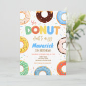 Invitation à une fête d'anniversaire de beignet (Debout devant)