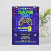 Invitation à une fête d'anniversaire de jeu vidéo  (Debout devant)