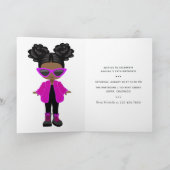 Invitation à une fête de petite fille noire de mod (Intérieur)