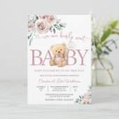 Invitation à une fête prénatale pour bébé avec un (Debout devant)