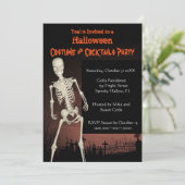 Invitation à une soirée de costumes d'Halloween et (Debout devant)