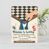 Invitation à une soirée de jeu d'échecs pour un an (Debout devant)