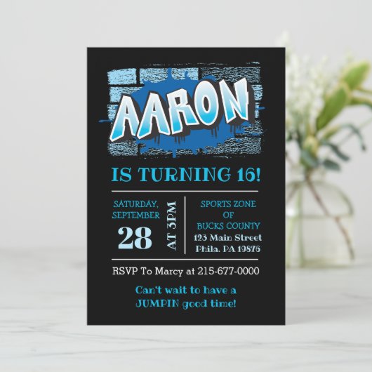 Invitation Aaron Ton Graffiti Nom Brick Wall Anniversaire (Debout devant)