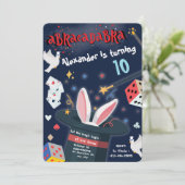 Invitation Abracadabra Anniversaire Magie Party Magicien Thèm (Debout devant)