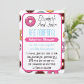Invitation Adoption Douche moderne Pink Donut Party (Debout devant)